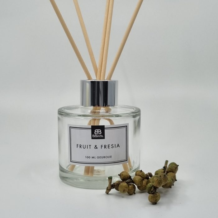 Geurolie met de geur 'fresia, citroen, peer, roos, magnolia, orchidee, musk, amber en patchouli'.